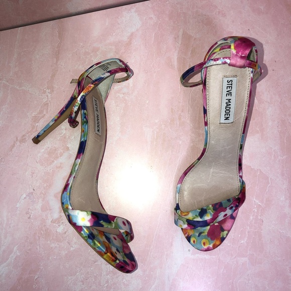 Steve Madden Shoes - Steve Madden floral strappy sandals